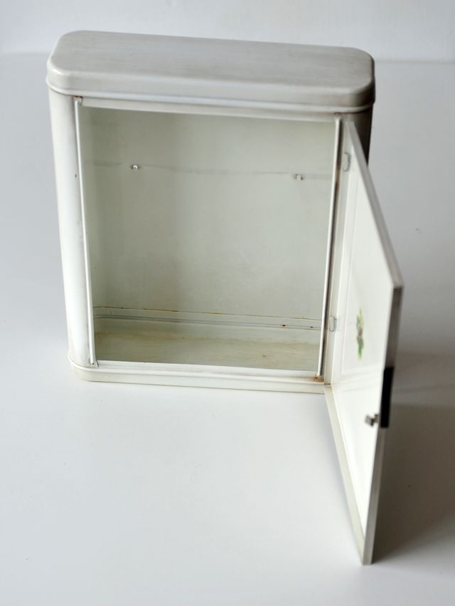 Botiquín o pequeño armario vintage para cocina de segunda mano por 44