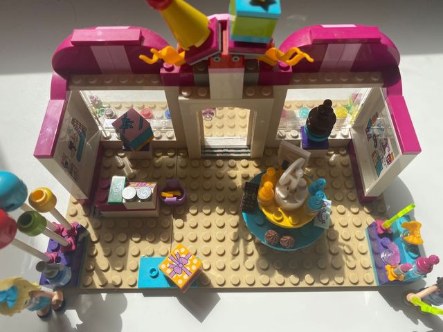 Lego Friends. Party Shop