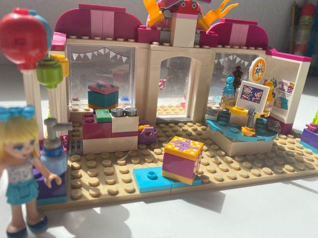 Lego Friends. Party Shop