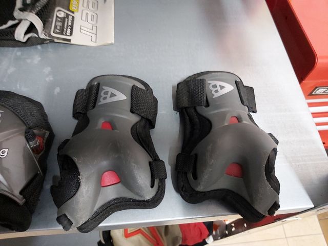 Rodilleras, coderas y protectores de mano.