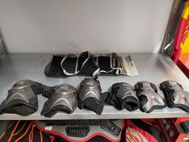 Rodilleras, coderas y protectores de mano.