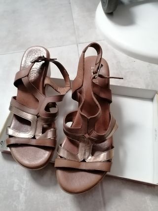 Sandalias plataforma marca Paula Urban de segunda mano por 10 EUR en Vigo  en WALLAPOP