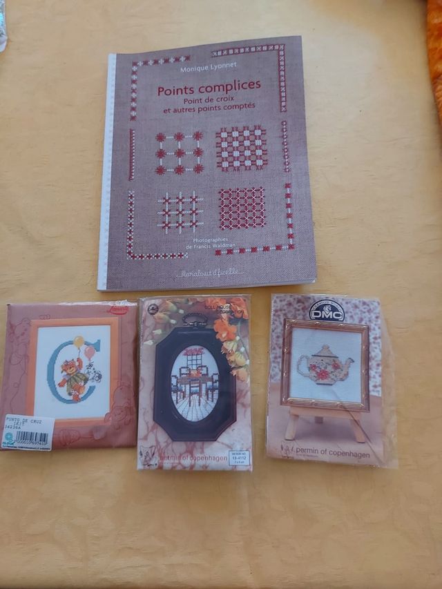 Libro punto de cruz con regalo