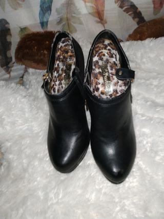 Botines negros piel de segunda mano por 15 EUR en Barrio del Progreso en  WALLAPOP