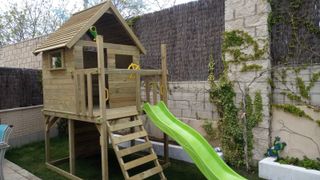 CASITA TOBOGÁN Y ROCÓDROMO INSTALADA EN TU JARDÍN