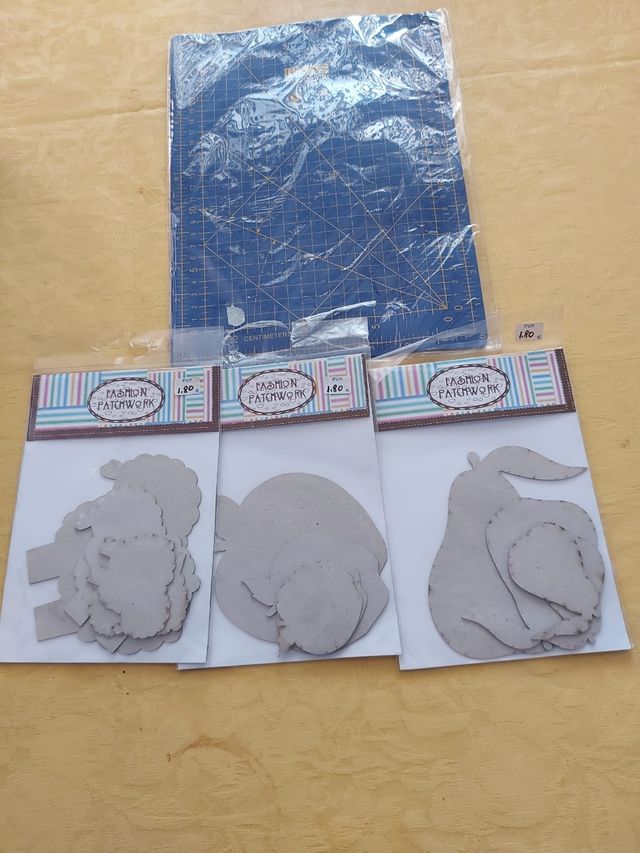 tabla de corte de patchwork y siluetas de carton