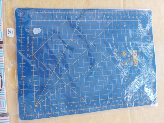 tabla de corte de patchwork y siluetas de carton