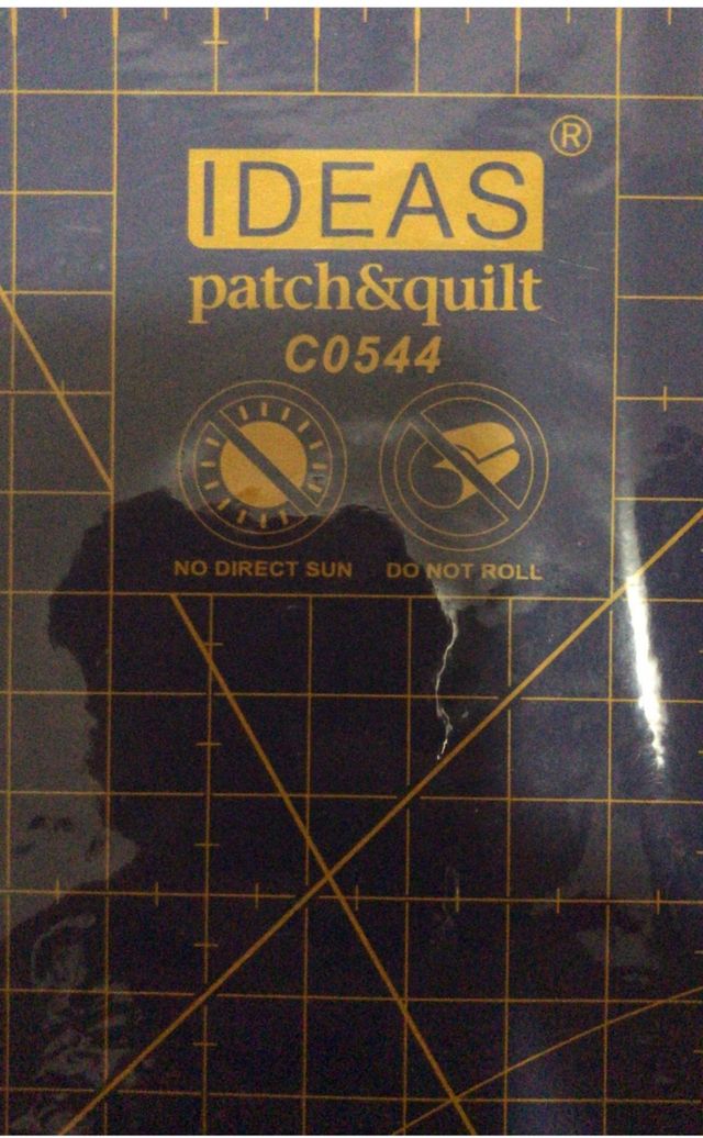 tabla de corte de patchwork y siluetas de carton