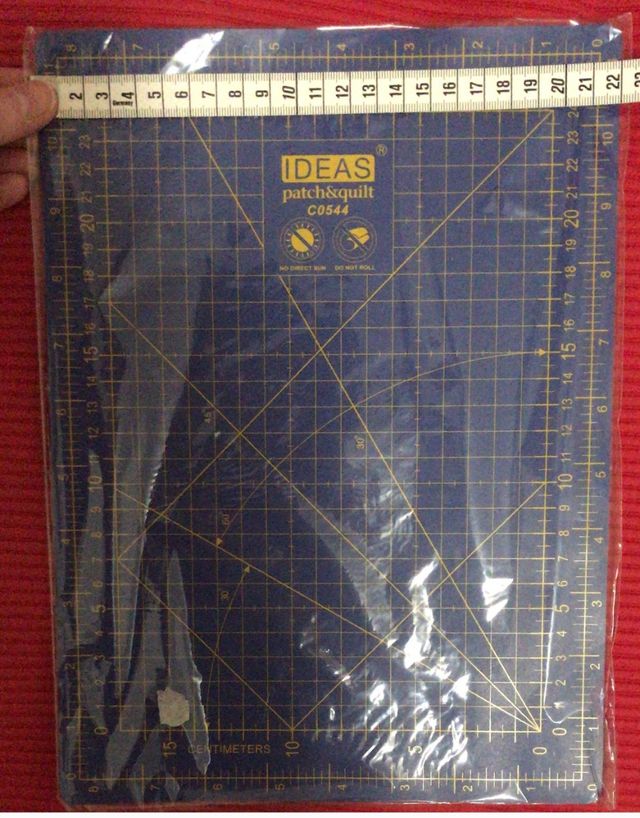 tabla de corte de patchwork y siluetas de carton