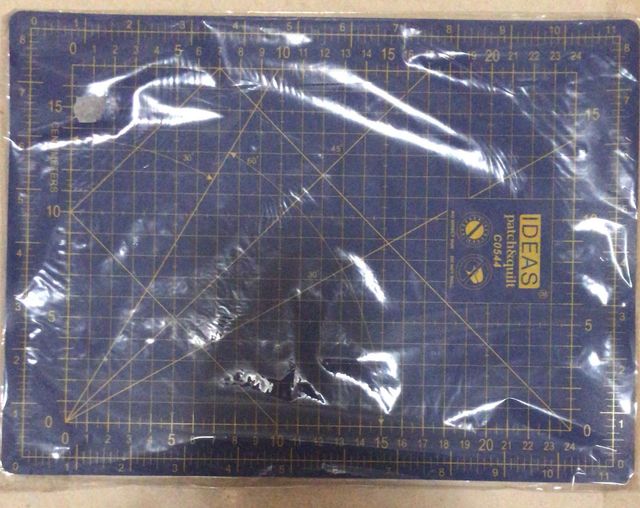 tabla de corte de patchwork y siluetas de carton