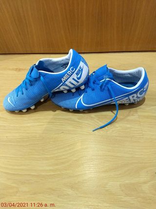 Botas de fútbol Nike talla 39 de segunda mano por 15 EUR en Vitoria-Gasteiz  en WALLAPOP