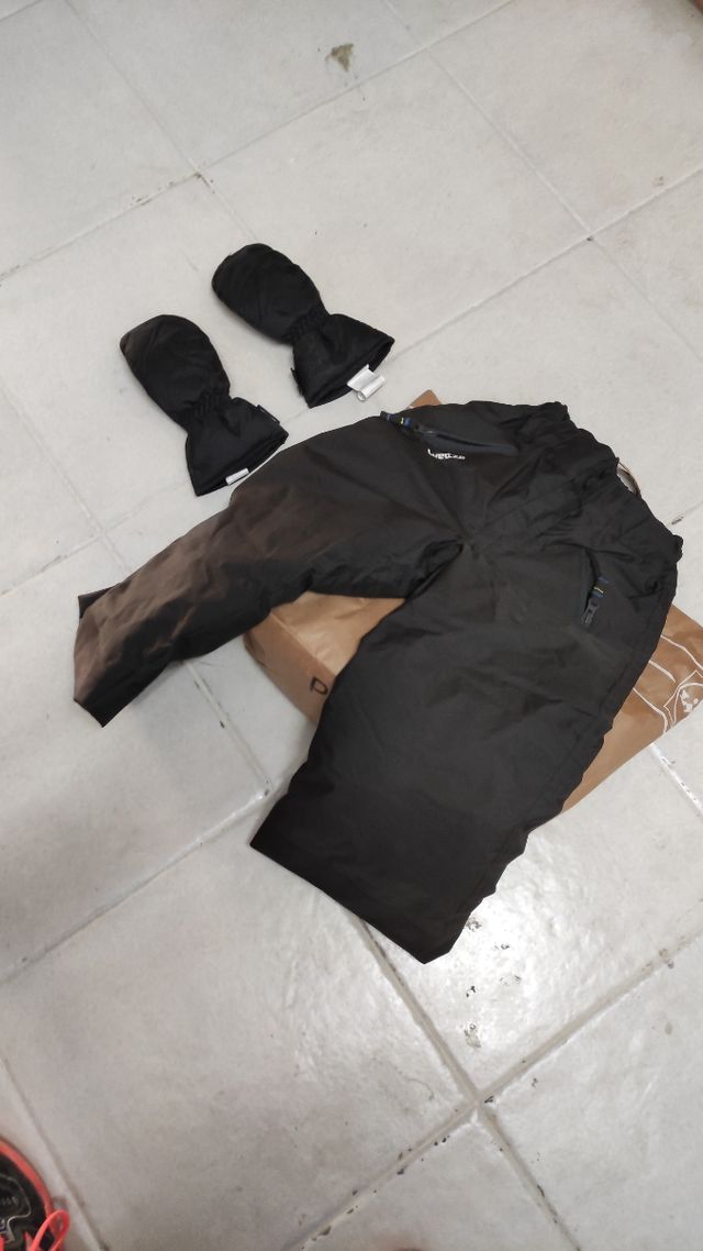 Pantalones y guantes de ski