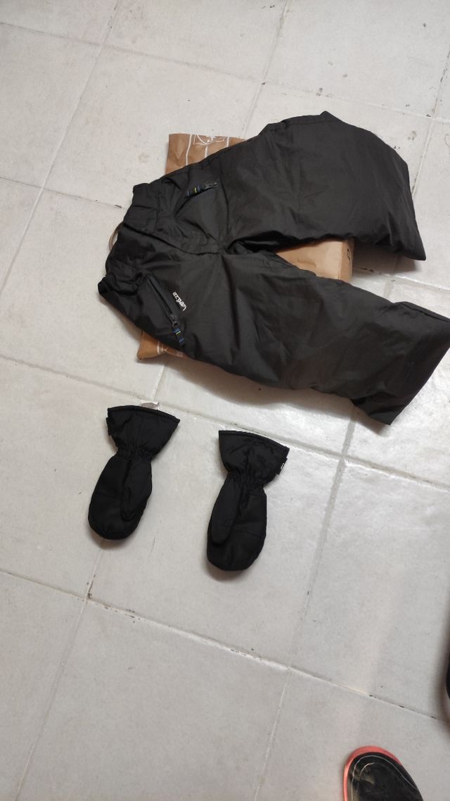 Pantalones y guantes de ski