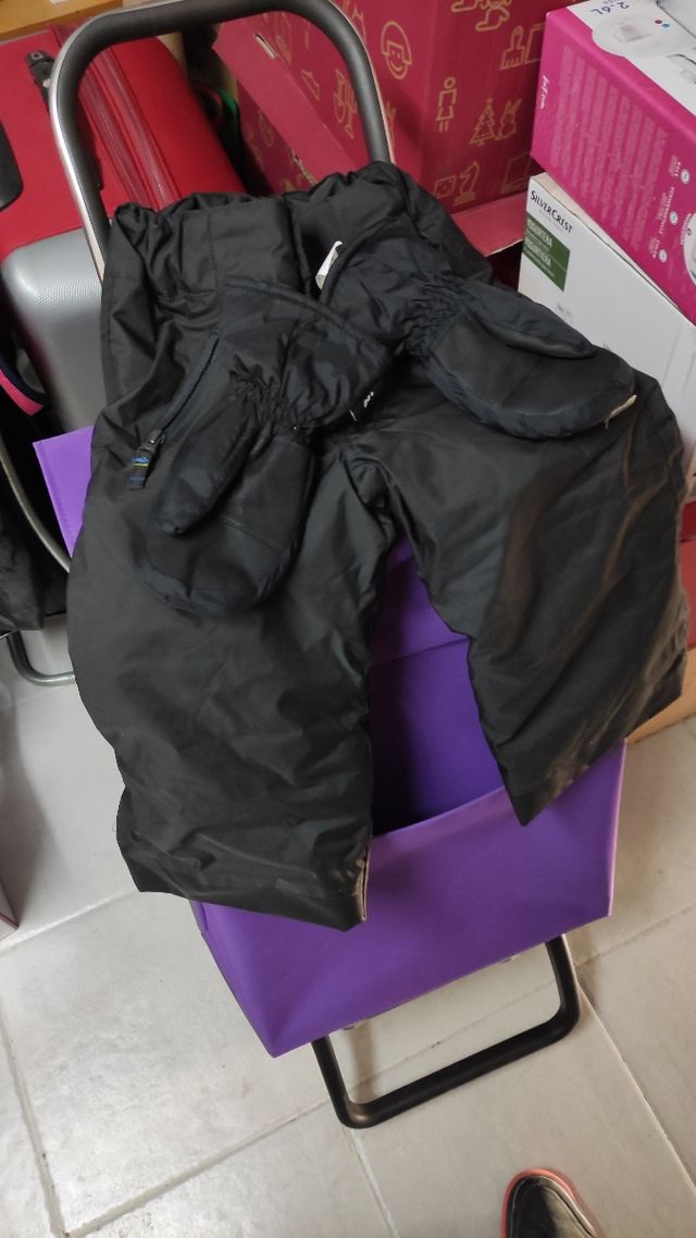 Pantalones y guantes de ski