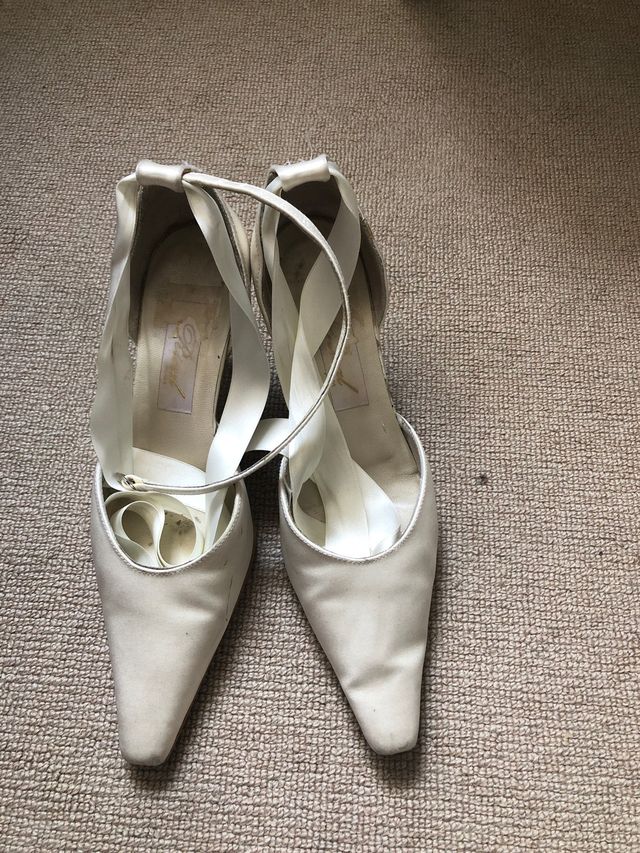 Zapatos blanco roto de novia