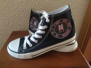 Zapatillas tipo Converse BTS de segunda mano por 30 EUR en Móstoles en  WALLAPOP