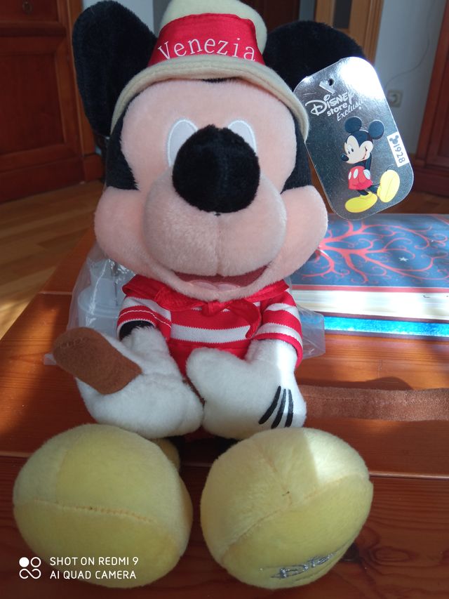 Muñecos y peluches oficiales