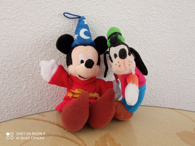 Muñecos y peluches oficiales