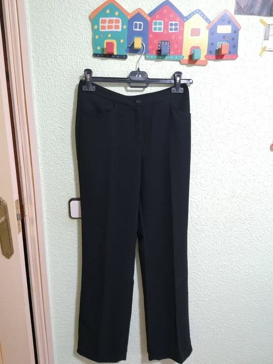 Pantalones negros de vestir.