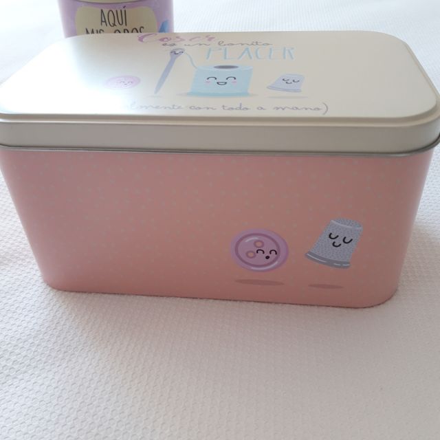 Cajas metálicas con mensaje.