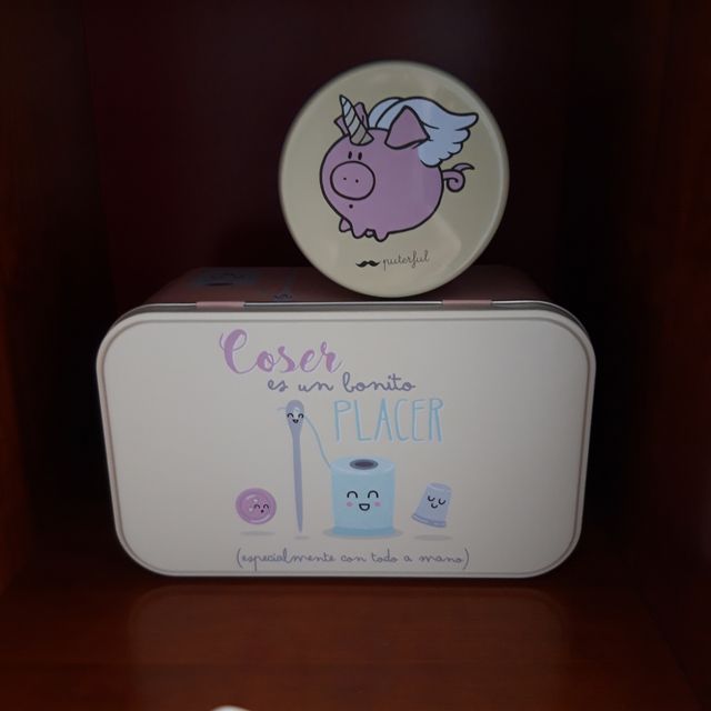 Cajas metálicas con mensaje.