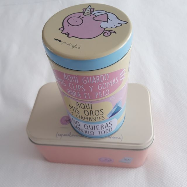 Cajas metálicas con mensaje.