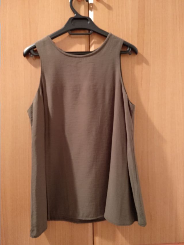 Blusa sin mangas color verde militar