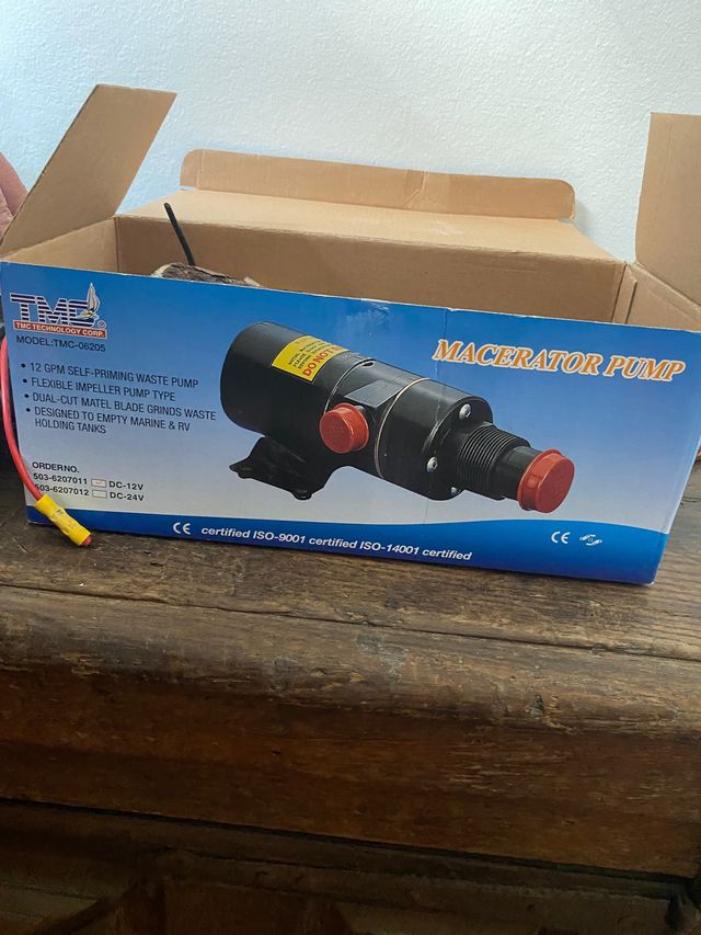 Tres bombas para barcos, caravanas, etc...