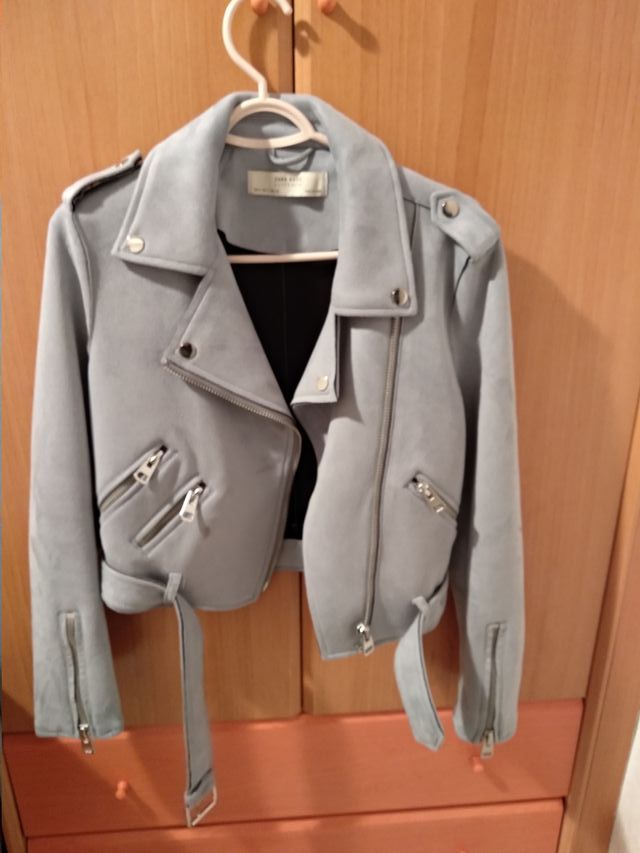 Chaqueta textura ante color azul claro (ZARA)