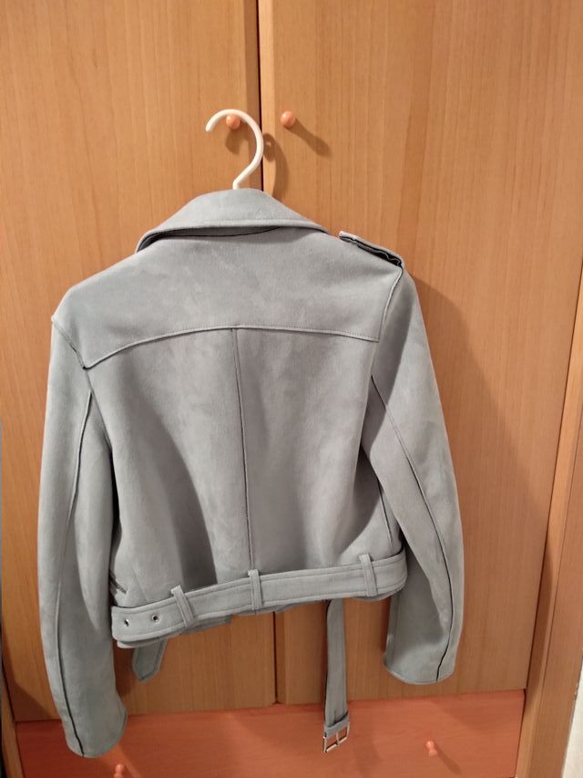 Chaqueta textura ante color azul claro (ZARA)