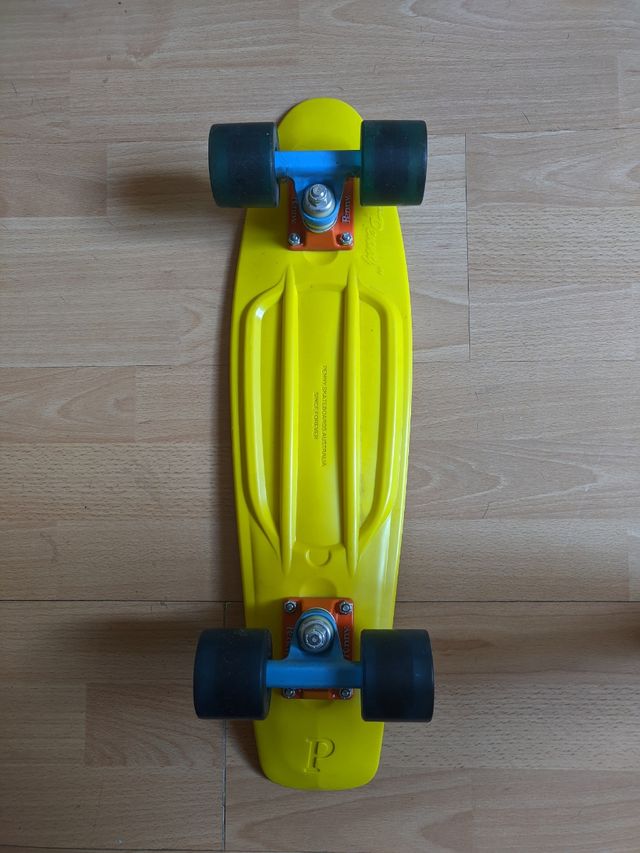 patineta penny amarilla ruedas azules y moradas