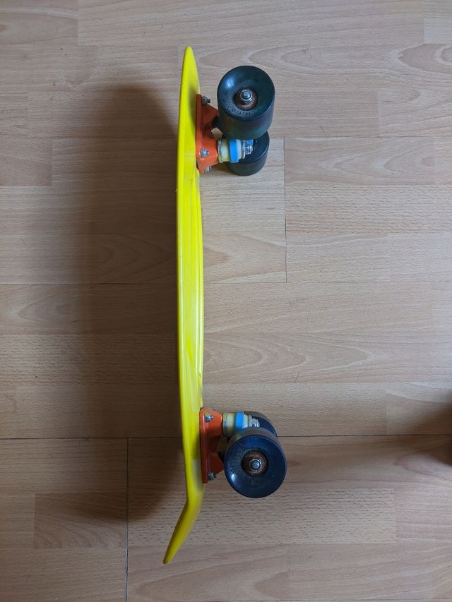 patineta penny amarilla ruedas azules y moradas