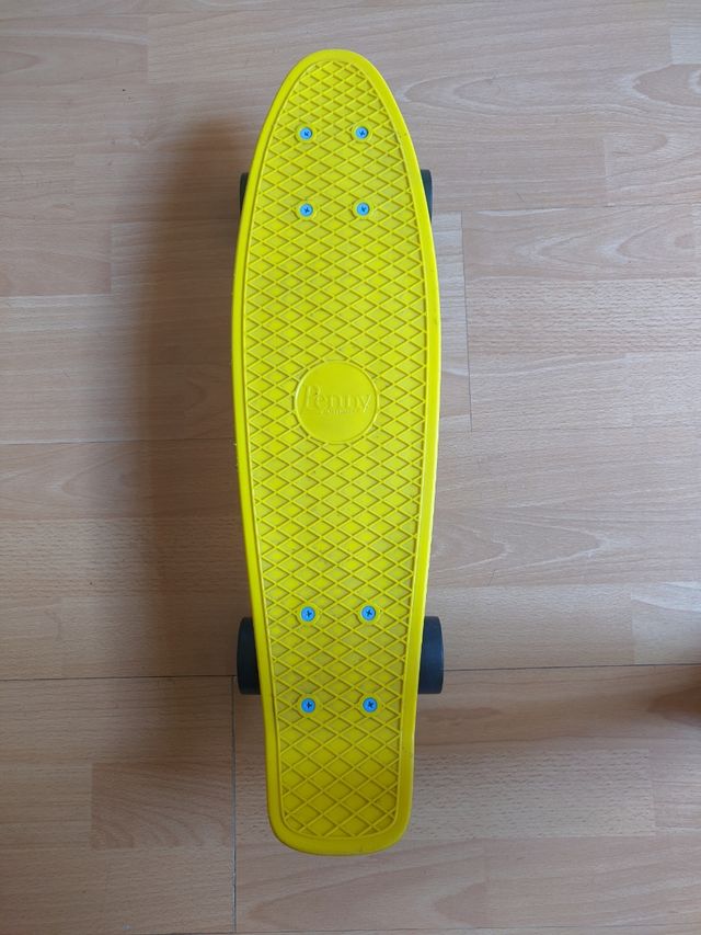 patineta penny amarilla ruedas azules y moradas