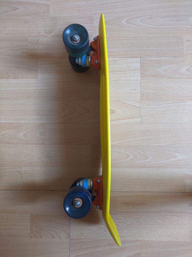 patineta penny amarilla ruedas azules y moradas