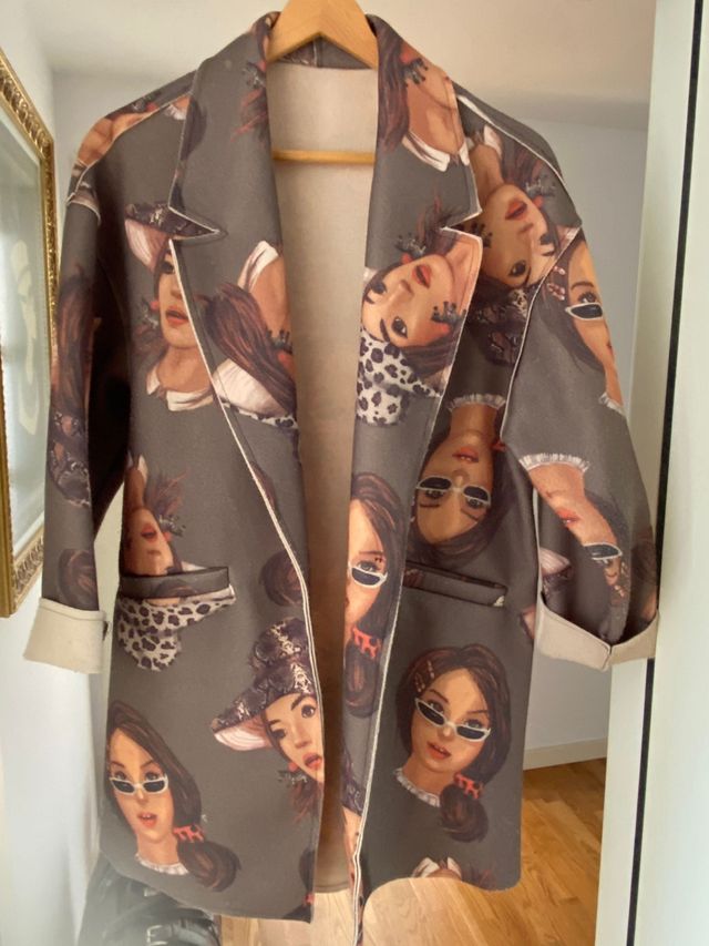 Chaqueta estampada muy fashion con caras