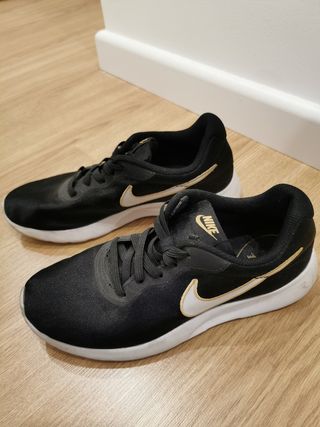 Zapatillas Nike talla 37,5 de segunda mano por 20 EUR en Carcaixent en  WALLAPOP