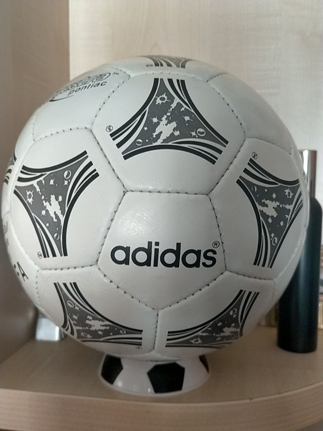BALON ADIDAS  FIRMADO POR EL MITICO ZARRA