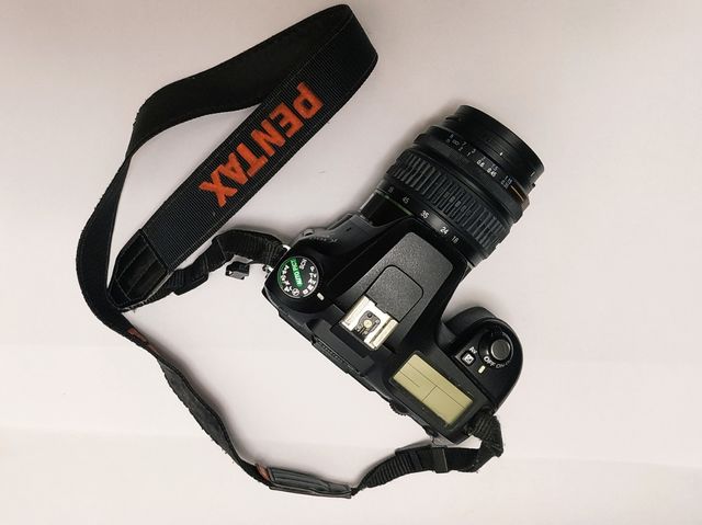 Cámara reflex Pentax K100D Super + objetivo.