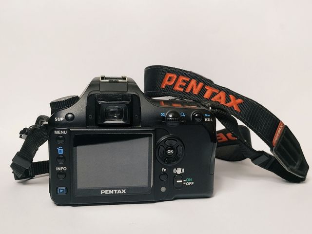 Cámara reflex Pentax K100D Super + objetivo.