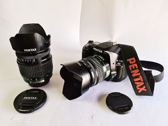 Cámara reflex Pentax K100D Super + objetivo.