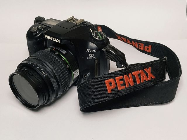 Cámara reflex Pentax K100D Super + objetivo.