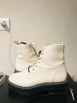 Botines militares blancos Stradivarius de segunda mano por 20 EUR en  Badajoz en WALLAPOP