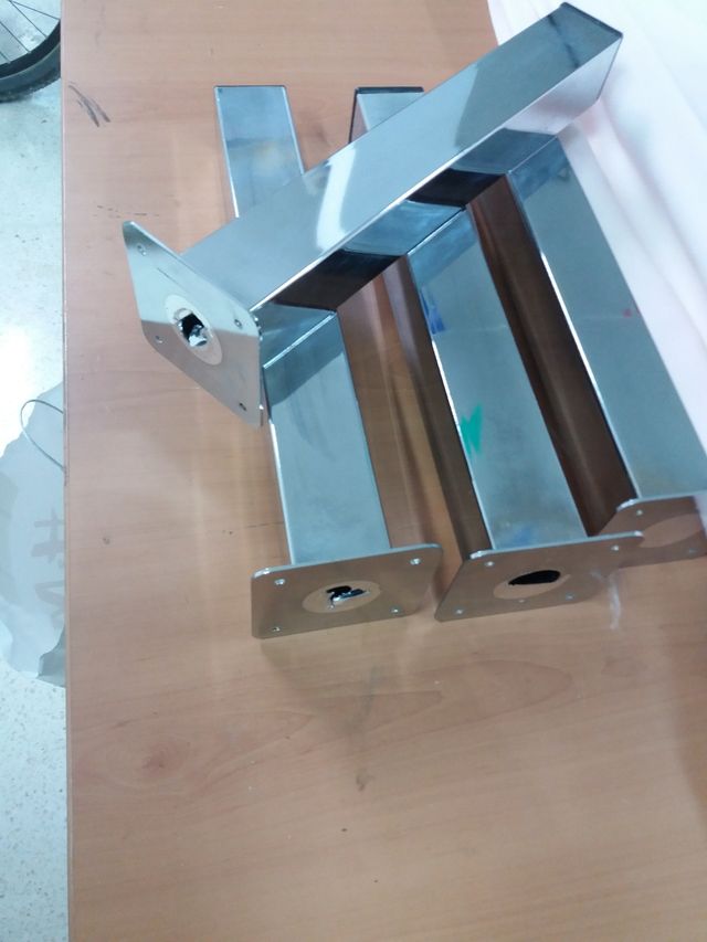 Patas de acero inoxidabe.