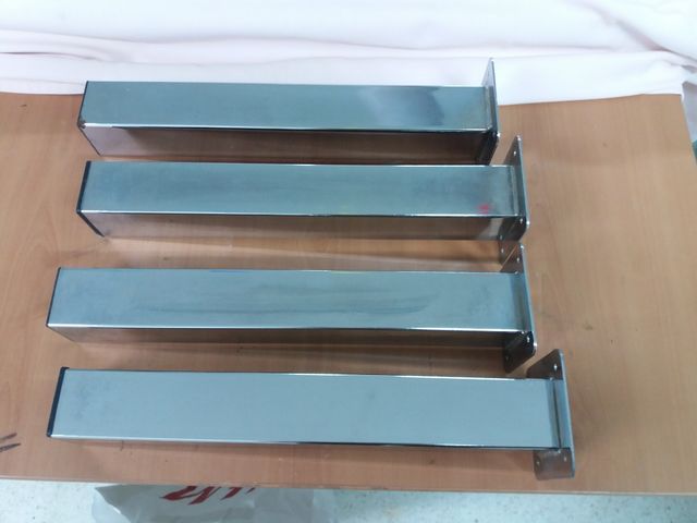 Patas de acero inoxidabe.