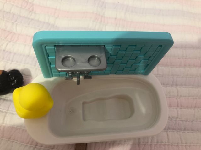 Muñeca Barbie en su bañera.