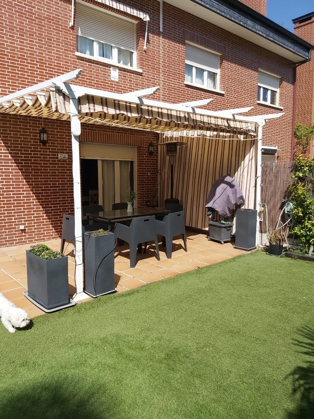 Pergola aluminio con cortina lateral de segunda mano por 490 € en