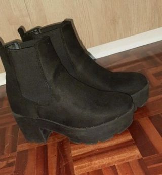 Botas negras - Ulanka de segunda mano por 10 EUR en Pamplona en WALLAPOP