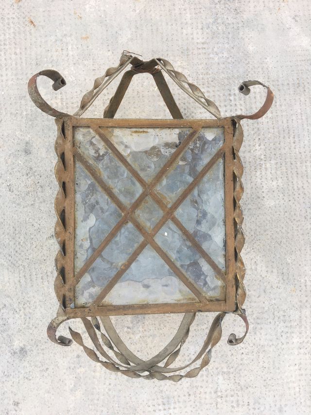 Farol antiguo de metal