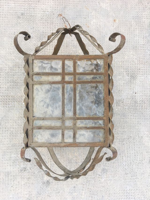 Farol antiguo de metal