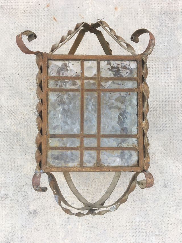 Farol antiguo de metal